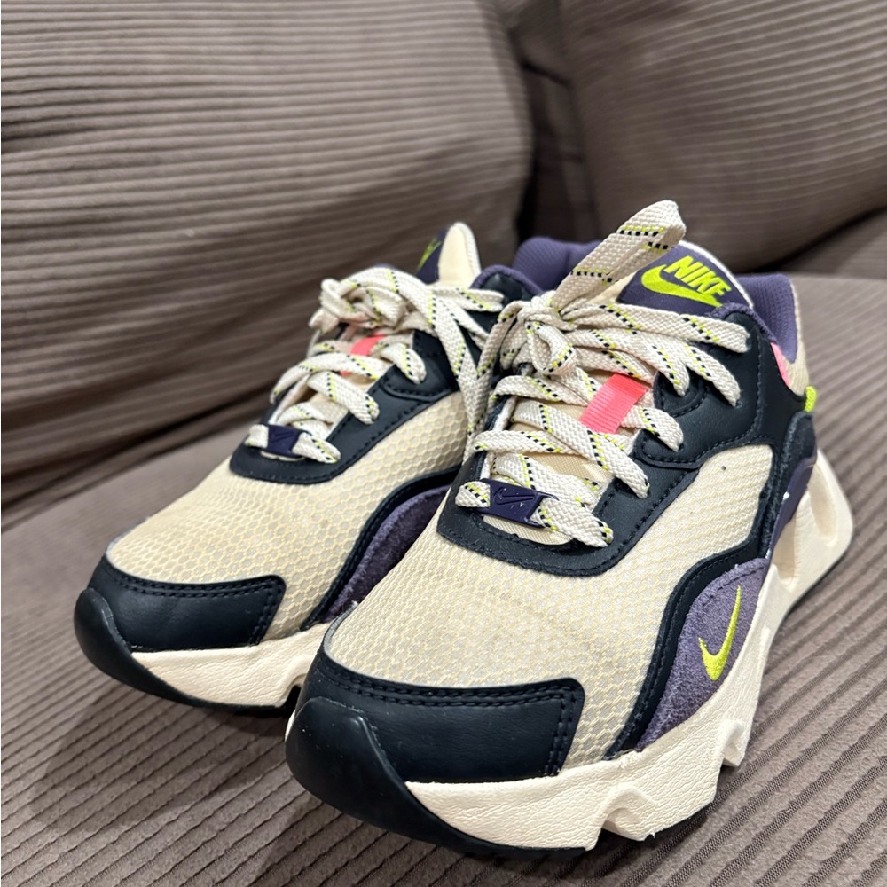 Nike RYZ 365 Sneakers – Stylish and Comfortable